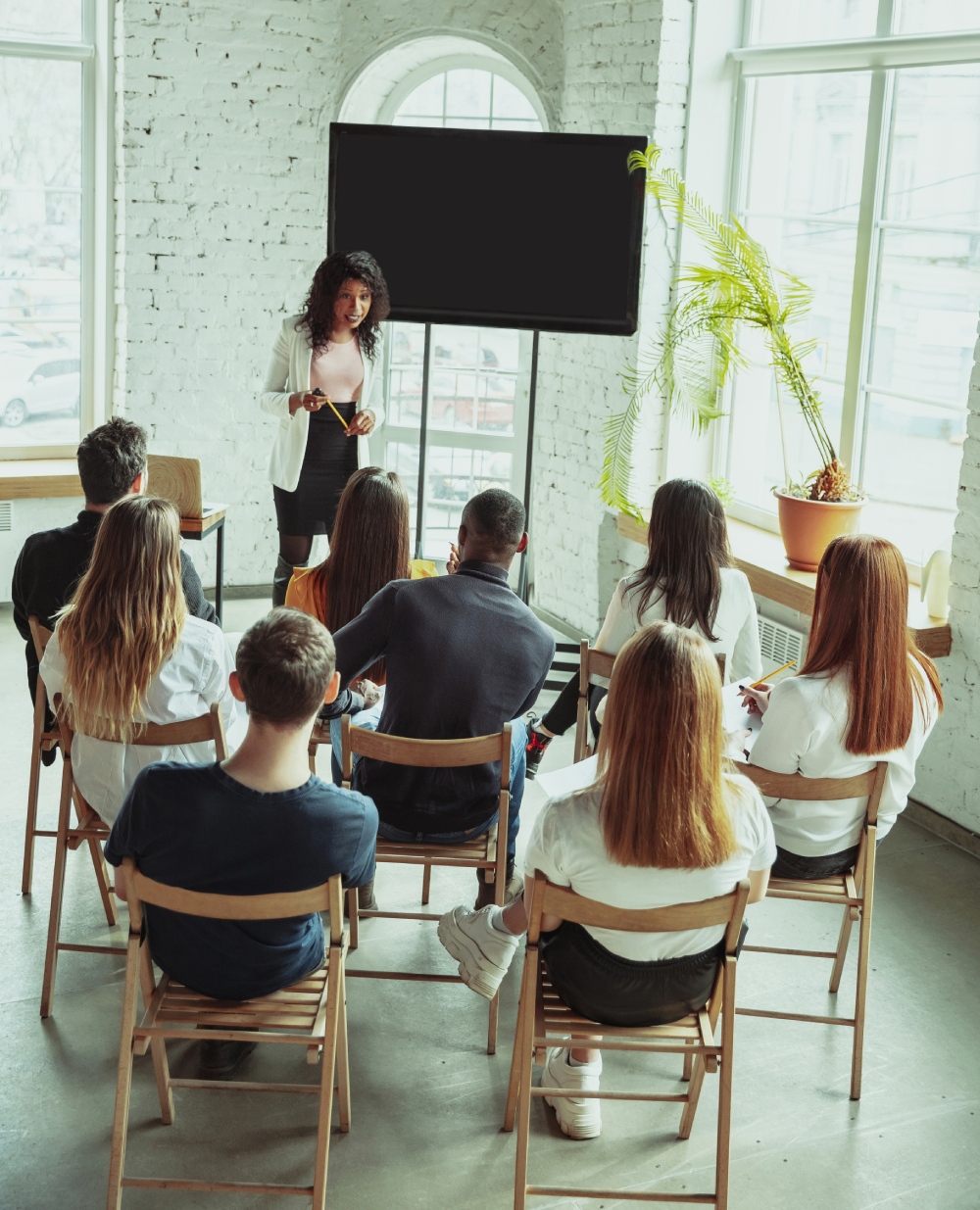 https://intellisolutions-dz.com/wp-content/uploads/2024/03/female-african-american-speaker-giving-presentation-hall-university-workshop-2.jpg